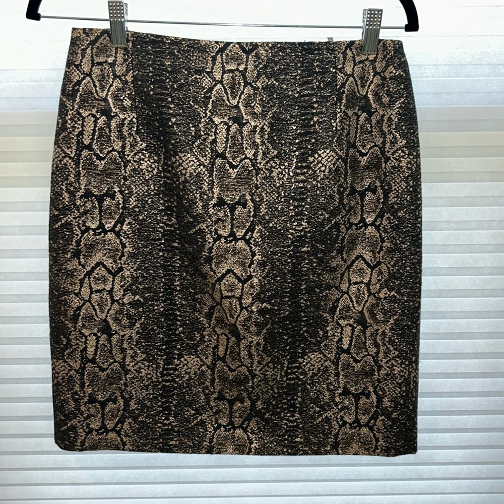 Size 4, patterned Tahari pencil skirt